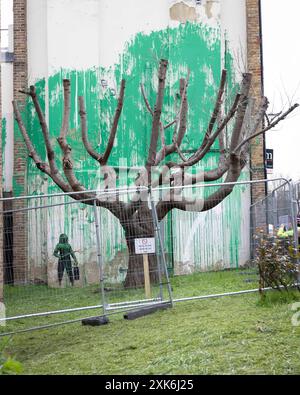 [YouKa0008307] l'ultimo murale di Banksy a Christie's Court in Hornsey Road vicino a Finsbury Park a nord di Londra è stato vandalizzato con vernice bianca. Il Foto Stock