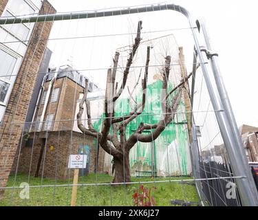 [YouKa0008307] l'ultimo murale di Banksy a Christie's Court in Hornsey Road vicino a Finsbury Park a nord di Londra è stato vandalizzato con vernice bianca. Il Foto Stock