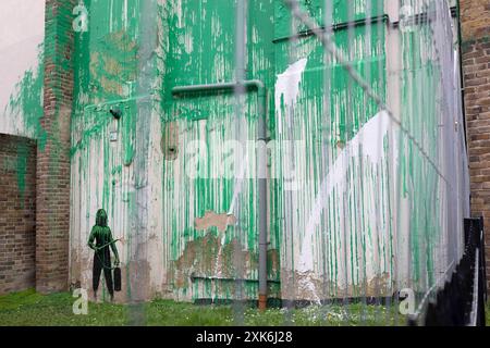 [YouKa0008307] l'ultimo murale di Banksy a Christie's Court in Hornsey Road vicino a Finsbury Park a nord di Londra è stato vandalizzato con vernice bianca. Il Foto Stock