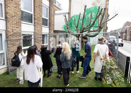 [YouKa0008307] l'ultimo murale di Banksy a Christie's Court in Hornsey Road vicino a Finsbury Park a nord di Londra è stato vandalizzato con vernice bianca. Il Foto Stock