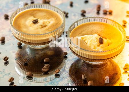 Caffè affogato. Una prelibatezza italiana, un tradizionale espresso italiano con una tazza di gelato. Una bevanda stimolante e rinfrescante in estate. Primo piano Foto Stock