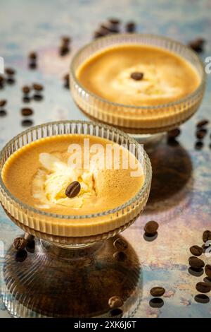 Caffè affogato. Una prelibatezza italiana, un tradizionale espresso italiano con una tazza di gelato. Una bevanda stimolante e rinfrescante in estate. primo piano Foto Stock