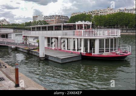 Parigi, Francia. 20 luglio 2024: La "compagnie des Bateaux à Roue" fa parte della flottiglia fluviale che sfilerà sulla Senna con delegazioni ufficiali per la cerimonia di apertura dei Giochi Olimpici. Un convoglio guidato dalla Grecia e che si concluderà con la delegazione francese. Questa flotta di barche fluviali, noleggiate € 20.000/200.000, a seconda delle dimensioni della barca, creerà uno spettacolare spettacolo di 3 ore e 45 metri, che lancerà questo importante evento sportivo. La cerimonia si svolgerà per la prima volta all'esterno di uno stadio, accoglierà 326.000 spettatori e 10.500 atleti. Crediti: Kevin Izorce/Alamy Live News Foto Stock