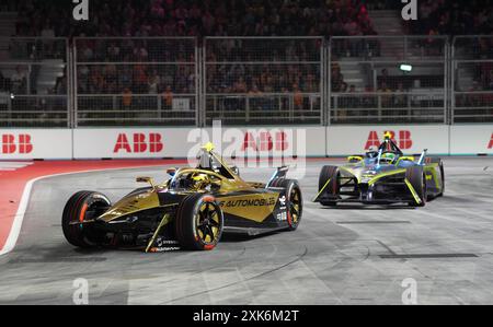 Stoffel Vandoorne di DS Penske e Sergio sette Câmara di ERT Formula e Team, entrambi con danni alle ali anteriori il secondo giorno dell'e-Prix di Hankook di Londra 2024 all'Excel Circuit di Londra. Data foto: Domenica 21 luglio 2024. Foto Stock