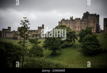Costruito nell'XI secolo, il castello di Alnwick è uno dei più grandi castelli abitati d'Inghilterra. Foto Stock