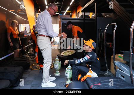 DOMENICALI Stefano (ita), Presidente e CEO di Formula 1 Group FOG, NORRIS Lando (gbr), McLaren F1 Team MCL38, ritratto durante il Gran Premio d'Ungheria di Formula 1 2024, 13° round del Campionato del mondo di Formula 1 2024 dal 19 al 21 luglio 2024 sull'Hungaroring, a Mogyorod, Ungheria Foto Stock