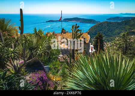 Pittoresca vista panoramica con azzurro Mar Mediterraneo dal famoso giardino botanico di Eze, Provenza Alpi Costa Azzurra, Francia, Europa Foto Stock