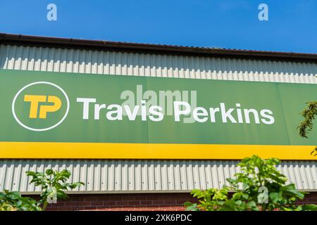 Cromer, Norfolk, Regno Unito - 19 luglio 2024: Segnaletica esterna di UK Builders Merchant, Travis Perkins Foto Stock