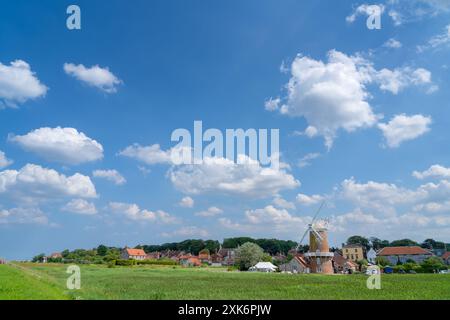 Ampia vista della città di Cley-NEXT-the-Sea nel Norfolk settentrionale nel Regno Unito in un giorno d'estate Foto Stock