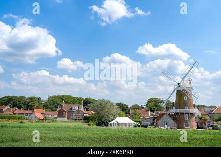 Vista della città di Cley-Next-the-Sea nel Norfolk settentrionale nel Regno Unito in un giorno d'estate Foto Stock