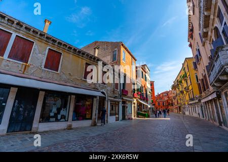 Venezia, Italia - 4 giugno 2024: Via pedonale. Foto Stock