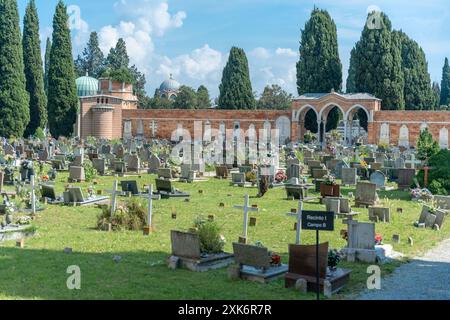 Venezia, Italia - 4 giugno 2024: Lapidi al cimitero di San Michele. Isola di San Michele. Foto Stock