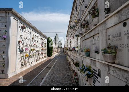 Venezia, Italia - 4 giugno 2024: Cimitero di San Michele - Cimitero di San Michele - sull'omonima piccola isola. Foto Stock