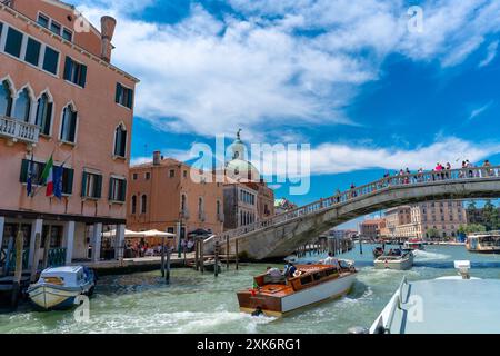 Venezia, Italia - 4 giugno 2024: Vista della città dal vaporetto. Foto Stock