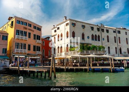 Venezia, Italia - 4 giugno 2024: Pera vuota vicino all'hotel NH. Foto Stock