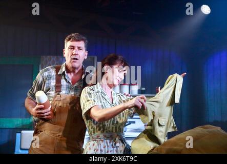 Dale Rapley (Richard 'Bud' Johnson), Jenna Russell (Francesca Johnson) in THE BRIDGES OF MADISON COUNTY at the Menier Chocolate Factory, London SE1 23/07/2019 libro: Marsha Norman Music & Lyrics: Jason Robert Brown basato sul romanzo di Robert James Waller design: Jon Bausor lighting: Tim Lutkin video design: tal Rosner Movement: Lynne Page hair & wig design: Richard Mawbey Fights: Terry King regista: Trevor Nunn Foto Stock