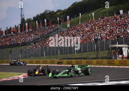 77 BOTTAS Valtteri (fin), puntata del Team F1 Kick Sauber C44, azione e 11 PEREZ Sergio (mex), Red Bull Racing RB20, azione durante il Gran Premio d'Ungheria di Formula 1 2024, 13° round del Campionato del mondo di Formula 1 2024 dal 19 al 21 luglio 2024 sull'Hungaroring, a Mogyorod, Ungheria Foto Stock