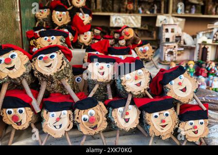 Barcellona, Spagna - 30 novembre 2023: Cumulo di Tio de Nadal o diario di Natale, figura tipica mangiatoia catalana, Barcellona, Catalogna, Spagna Foto Stock