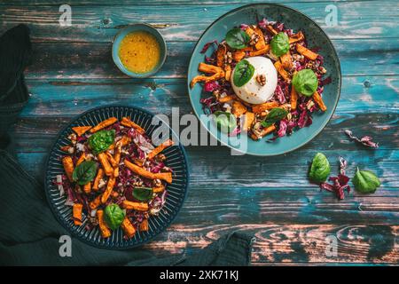 Insalata di radicchio con bastoncini di patate dolci arrostiti, noci e burrata su fondo rustico in legno blu, vista dall'alto Foto Stock