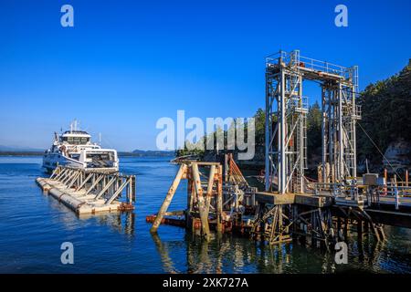 Gabriola Island, British Columbia, Canada - 18 luglio 2024: La nave MV Island Kwigwis della BC Ferries arriva al terminal di Descanso Bay a Gabriola Foto Stock