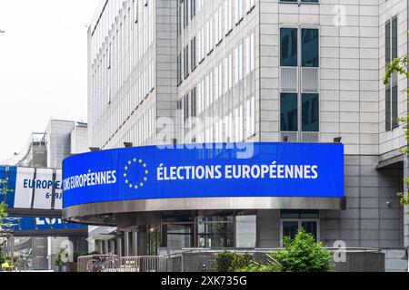 Bruxelles, Belgio, 25.05.2024: Un gigantesco manifesto che annuncia le prossime elezioni europee, si trova sulle facciate degli edifici del Parlamento europeo Foto Stock