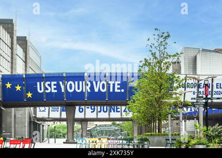 Bruxelles, Belgio, 25.05.2024: Un gigantesco manifesto che annuncia le prossime elezioni europee, si trova sulle facciate degli edifici del Parlamento europeo Foto Stock