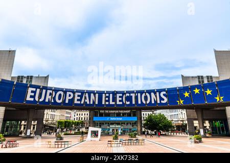 Bruxelles, Belgio, 25.05.2024: Striscione che pubblicizza le elezioni europee al di fuori del Parlamento europeo a Bruxelles, Belgio Foto Stock