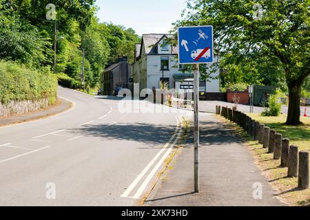 Galles, Regno Unito. Un cartello con le informazioni sul traffico che avvisa gli autocarri e altri veicoli di grandi dimensioni di ignorare il Consiglio del navigatore satellitare di percorrere la strada stretta non adatta Foto Stock