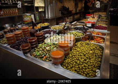 Olive siriane, Olive di Babbo Natale, Olive calamata, Schug, Amba e altri sottaceti mediorientali in uno stand al mercato di Machane Yehuda. Foto Stock