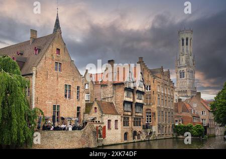 Vista del centro storico della città con canale a Bruges (Bruges), provincia delle Fiandre occidentali, Belgio, da Rozenhoedkaai. Il paesaggio urbano di Bruges. Foto Stock