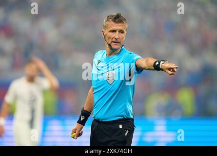 Arbitro Daniele Orsato (ITA) con fischietto, gesti, spettacoli, orologio, azione individuale, Schiedsrichter, Hauptschiedsrichter, schiri, Pfeiffe, Pfiff, nella migliore delle 16 partite PORTOGALLO - SLOVENIA 3-0 N.E. dei Campionati europei UEFA 2024 il 01 luglio 2024 a Francoforte, Germania. Fotografo: Peter Schatz Foto Stock