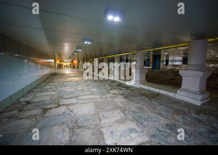 Sofia, Bulgaria. 25 maggio 2024. Vista di un'antica strada romana nel sito di Serdika Foto Stock