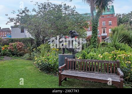 Una scultura di Patrick o'Reilly nel giardino del Rotunda Maternity Hospital, Dublino, Irlanda. Foto Stock
