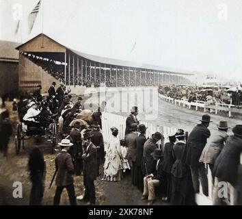 Fotografia d'epoca all'ippodromo, in attesa che i cavalli corrano, King's Pavilion, Minneapolis, Minnesota, 1880-1910. Foto Stock