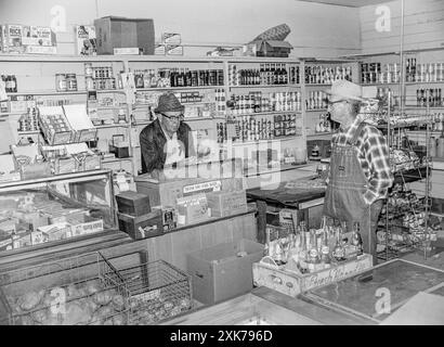 Macedonia, Arkansas, Stati Uniti – 27 giugno 2024: Foto orizzontale di due anziani gentiluomini in visita all'interno di un vecchio negozio di campagna. Foto Stock