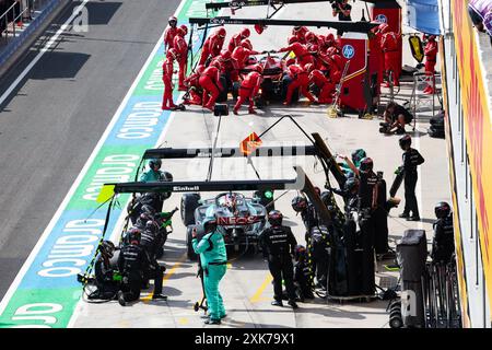 44 HAMILTON Lewis (gbr), Mercedes AMG F1 Team W15, azione 16 LECLERC Charles (mco), Scuderia Ferrari SF-24, meccanico di pitstop d'azione, mecanicien, meccanici durante il Gran Premio d'Ungheria di Formula 1 2024, 13° round del Campionato del mondo di Formula 1 2024 dal 19 al 21 luglio 2024 sull'Hungaroring, a Mogyorod, Ungheria Foto Stock