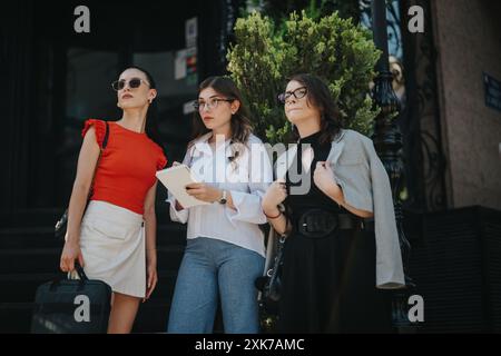 Tre donne d'affari che discutono fuori dall'edificio degli uffici di giorno Foto Stock