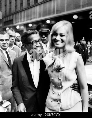 Sammy Davis Jr. E sua moglie May Britt assistono alla prima di Broadway di "The Roar of the Greasepaint - The Smell of the Crowd", Shubert Theater, New York, New York, USA, Stanley Wolfson, New York World-Telegram and the Sun Newspaper Photograph Collection, maggio 1965 Foto Stock