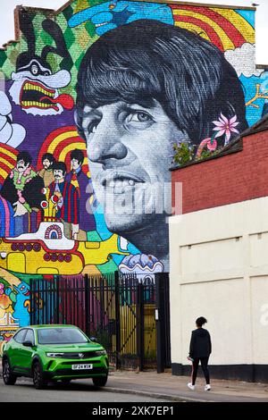 Casa d'infanzia di Ringo Starr 10 Admiral Grove, Liverpool con un murale di se stesso al Empress Pub di Toxteth, il pub che ha fatto parte del suo album Foto Stock