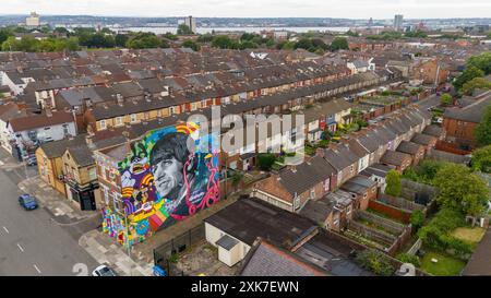 Casa d'infanzia di Ringo Starr 10 Admiral Grove, Liverpool con un murale di se stesso al Empress Pub di Toxteth, il pub che ha fatto parte del suo album Foto Stock