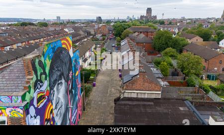 Casa d'infanzia di Ringo Starr 10 Admiral Grove, Liverpool con un murale di se stesso al Empress Pub di Toxteth, il pub che ha fatto parte del suo album Foto Stock