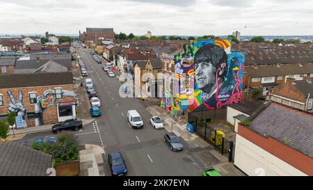 Casa d'infanzia di Ringo Starr 10 Admiral Grove, Liverpool con un murale di se stesso al Empress Pub di Toxteth, il pub che ha fatto parte del suo album Foto Stock