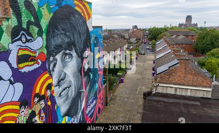 Casa d'infanzia di Ringo Starr 10 Admiral Grove, Liverpool con un murale di se stesso al Empress Pub di Toxteth, il pub che ha fatto parte del suo album Foto Stock