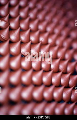 Primo piano di caramelle Hershey Kiss sul nastro trasportatore;; Hershey; Pennsylvania; USA Foto Stock