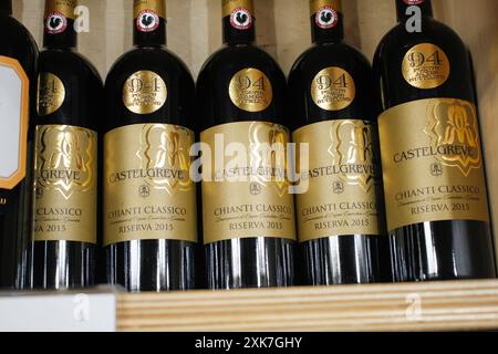 Los Angeles, California, Stati Uniti - 04-06-2021: Una vista di diverse bottiglie di Castelgreve chianti classico riserva 2015, presso il negozio. Foto Stock