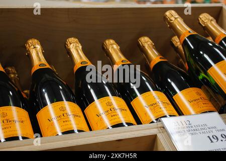 Los Angeles, California, Stati Uniti - 04-06-2021: Una vista di diverse bottiglie di champagne Veuve Clicquot, in mostra in un negozio di alimentari locale. Foto Stock