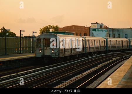 Treno D alla 18th Avenue a Bensonhurst, Brooklyn, New York Foto Stock