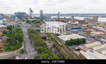 Il treno parte dal centro di liverpool passando per la zona industriale Foto Stock