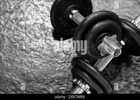 Campane su pavimento con texture scure, primo piano. Spazio per il testo Foto Stock