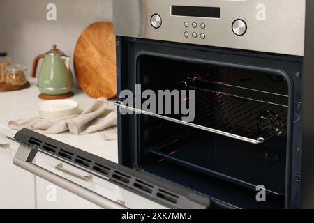 Forno elettrico aperto in cucina. Apparecchio di cottura Foto Stock